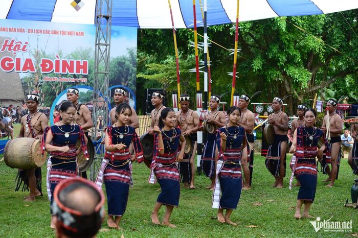 ... và điệu xoang nối vòng tay đoàn kết, những câu dân ca vang lên giữa núi rừng