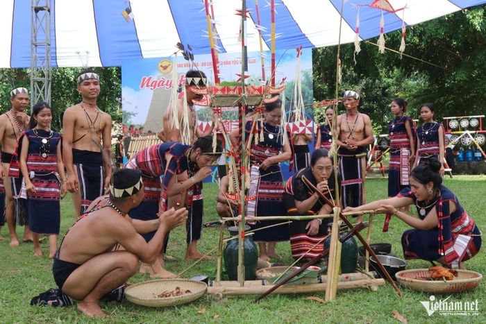 Kết thúc phần nghi lễ dân làng cùng nhau uống rượu cần