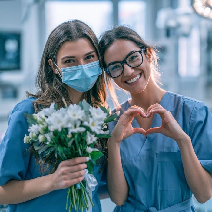 Khi công nghệ giảm bớt gánh nặng, nhân viên y tế có thêm thời gian để lắng nghe và thấu hiểu. Ảnh: Midjourney.