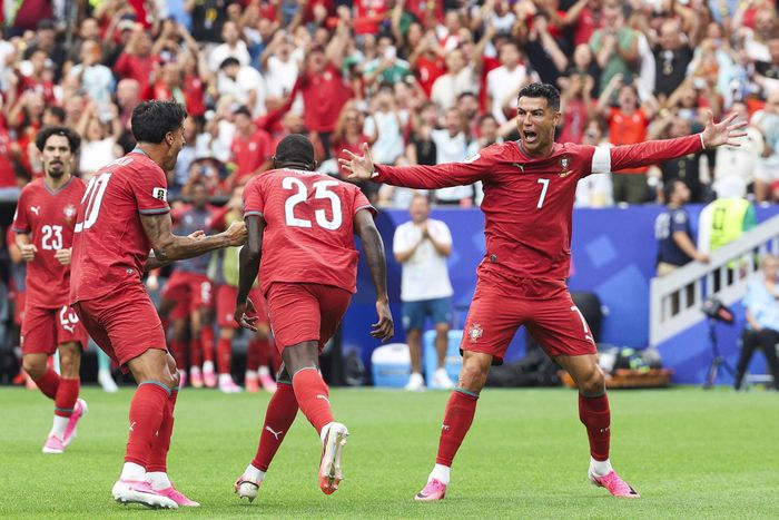 Ronaldo ăn mừng với các đồng đội. Ảnh: EPA