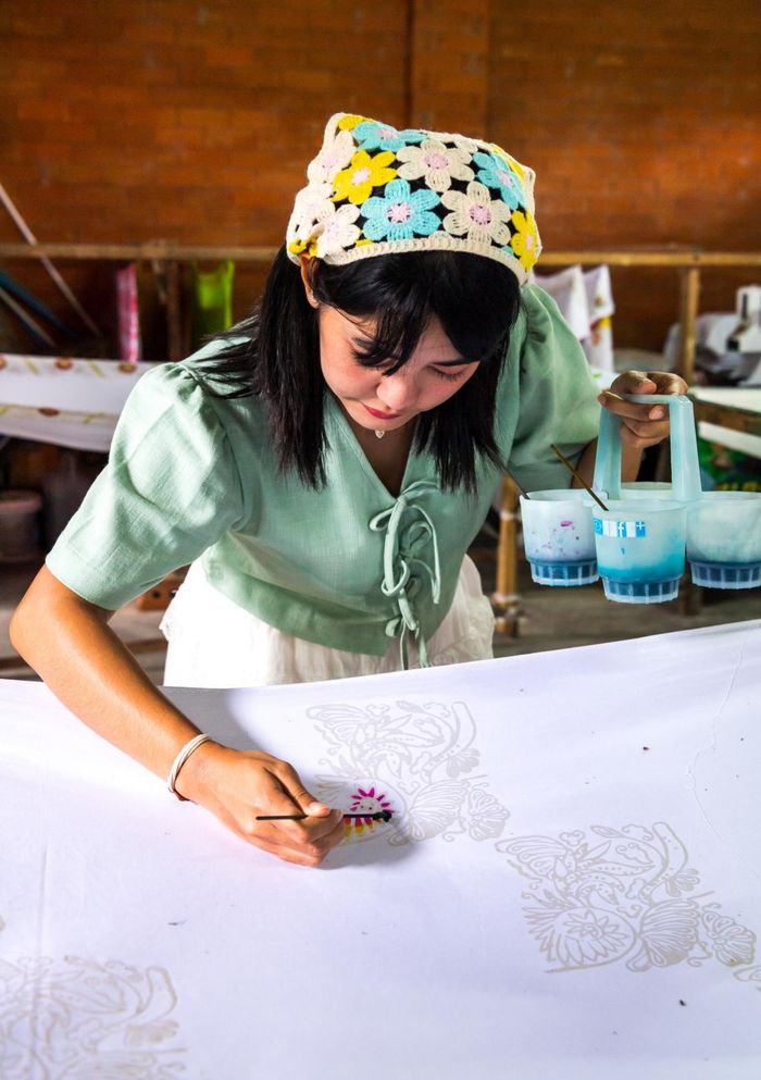  Hoạt động vẽ vải batik ở Cộng đồng Ko Klang, tỉnh Krabi, Thái Lan. Ảnh: Tổng cục Du lịch Thái Lan (TAT)