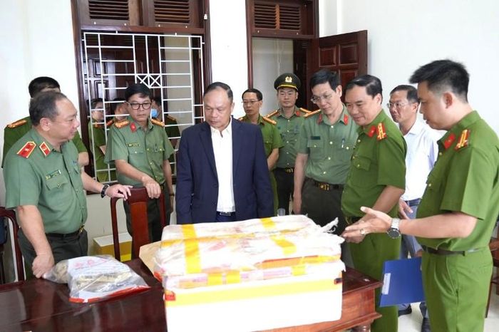 Lãnh đạo tỉnh Gia Lai cùng Giám đốc Công an tỉnh kiểm tra tang vật thu giữ trong vụ án. Ảnh: Công an Gia Lai