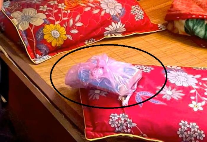 Túi đựng tiền và vé số bị cướp. Ảnh: Công an Gia Lai