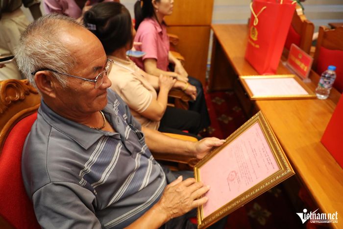 Thân nhân liệt sĩ xúc động khi nhận được thông báo kết quả giám định ADN hài cốt liệt sĩ. Ảnh: Đình Hiếu