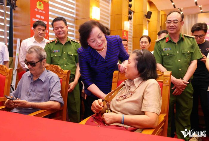 Phó Thủ tướng Phạm Thị Thanh Trà thăm hỏi các thân nhân liệt sĩ. Ảnh: Đình Hiếu