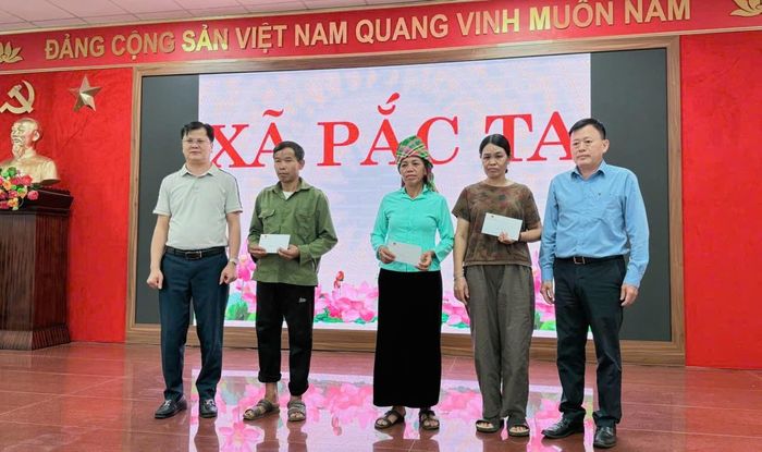 Đoàn công tác thăm hỏi gia đình có người tử vong do sạt lở đất tại xã Pắc Ta. Ảnh: HBH