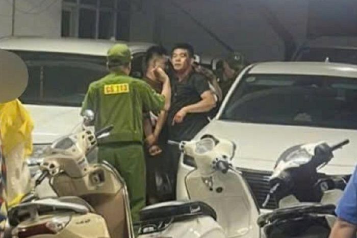 Tổ công tác khống chế các đối tượng trong vụ hỗn chiến. Ảnh: CACC