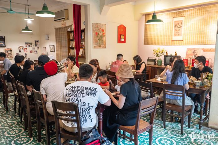 Hiện, quán có 15 bàn, phục vụ tối đa 50 khách/lượt