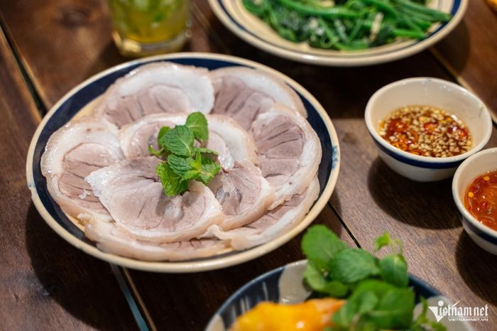 Đĩa thịt chân giò luộc có giá 95.000 đồng, ăn kèm tôm chua Huế