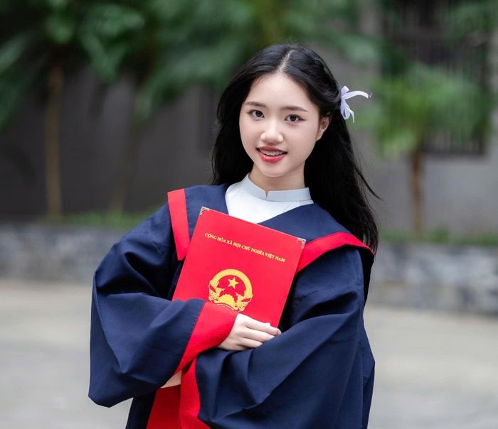 Huyền Anh là thủ khoa chuyên Văn của toàn Hà Nội trong mùa tuyển sinh lớp 10 năm 2026. Ảnh: NVCC