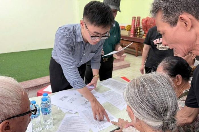 Tại Hà Nội, trong nhiều tháng qua, các tổ xung kích của Trung tâm Phục vụ hành chính công thường xuyên hỗ trợ người dân thực hiện thủ tục tại nhà. Ảnh: TT