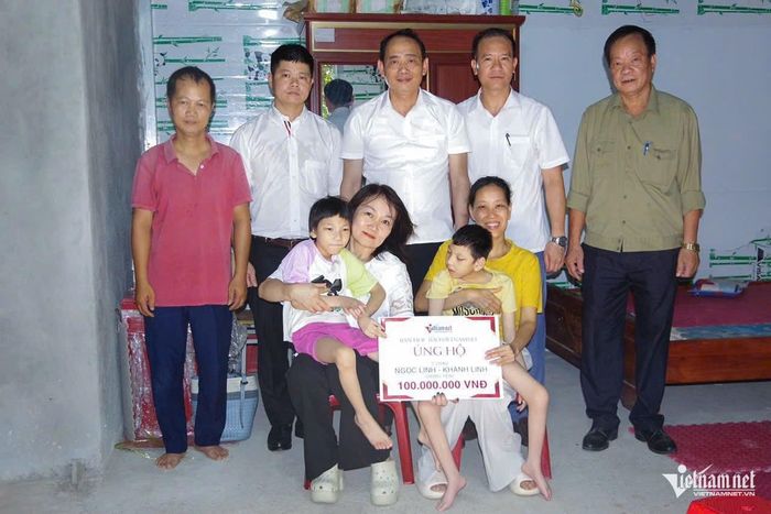 Đại diện Báo VietNamNet cùng lãnh đạo địa phương phường Hồng Châu trao số tiền 100 triệu đồng của bạn đọc giúp đỡ hai cháu Dương Ngọc Linh và Dương Khánh Linh