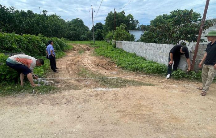 Cơ quan Cảnh sát điều tra Công an tỉnh Phú Thọ phối hợp với VKS Khu vực 13 khám nghiệm hiện trường. Ảnh: CACC