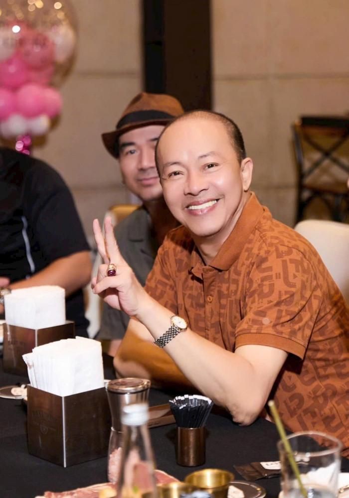 NSƯT Đức Hải dự tiệc kỷ niệm 20 năm các học trò ra trường. Sau biến cố nghề, anh sống kín tiếng, gần như giải nghệ. 