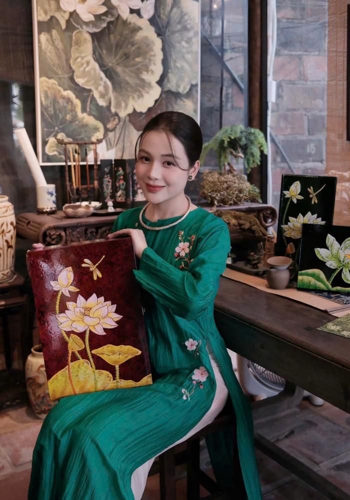 Ca sĩ Vũ Thùy Linh nền nã giữa không gian ngập tràn hình ảnh hoa sen. 