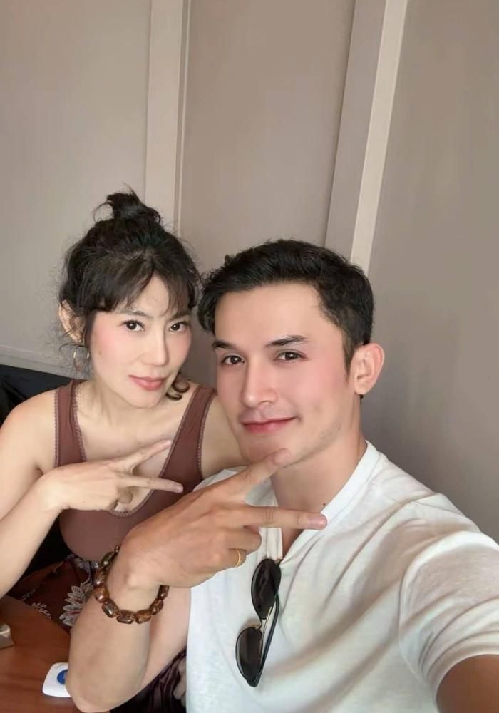 Diễn viên Kim Phượng và đàn em Nguyễn Quốc Trường Thịnh hẹn hò cà phê tâm sự. 
