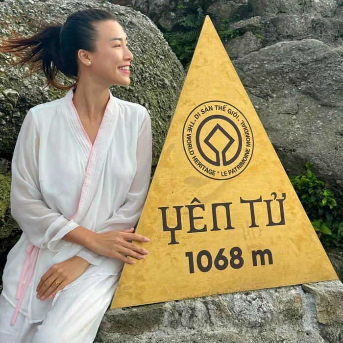 MC Hoàng Oanh chinh phục đỉnh núi Yên Tử có độ cao 1068m. 