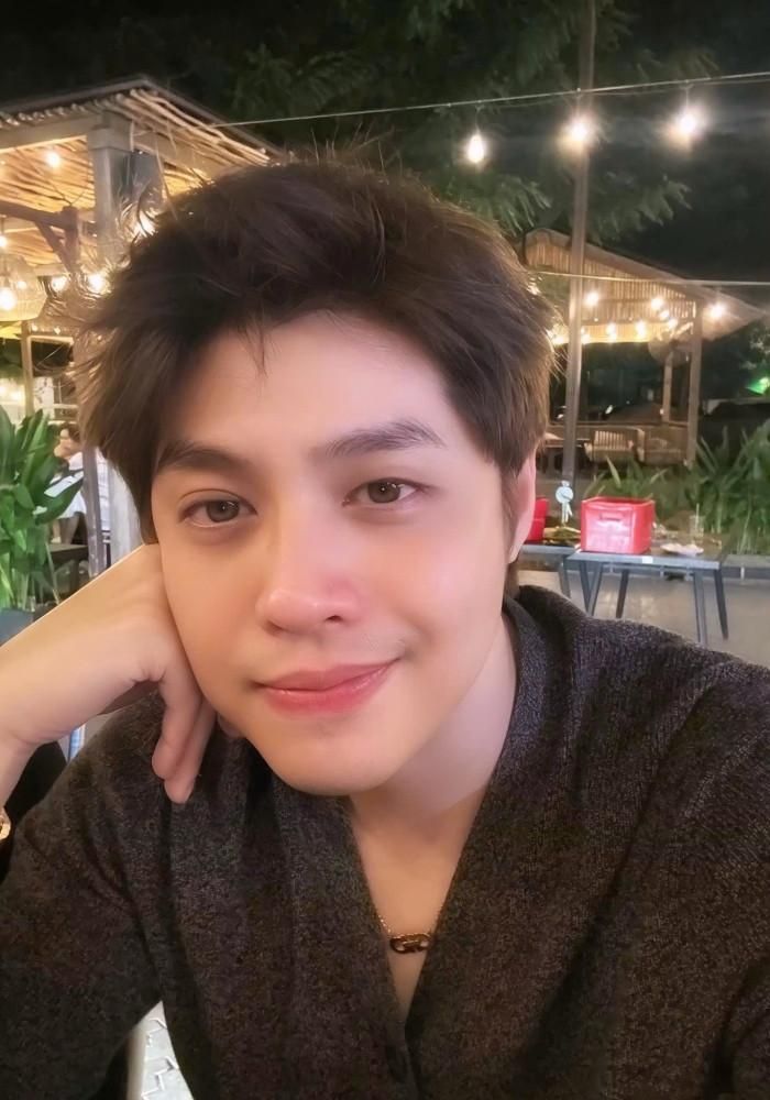 Ca sĩ Noo Phước Thịnh tranh thủ selfie trong lúc ngồi chờ bạn. 