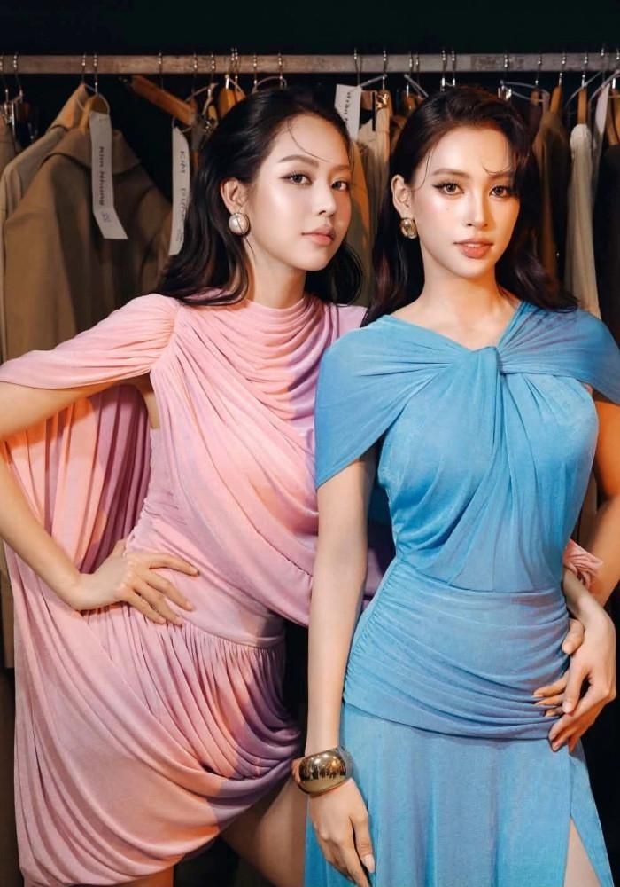Hoa hậu Thanh Thủy và Tiểu Vy thân thiết trong hậu trường show thời trang.
