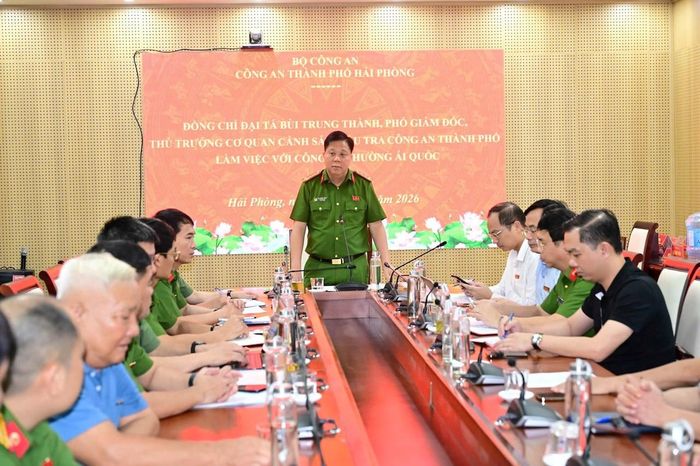 Đại tá Bùi Trung Thành tại buổi làm việc ở phường Ái Quốc.