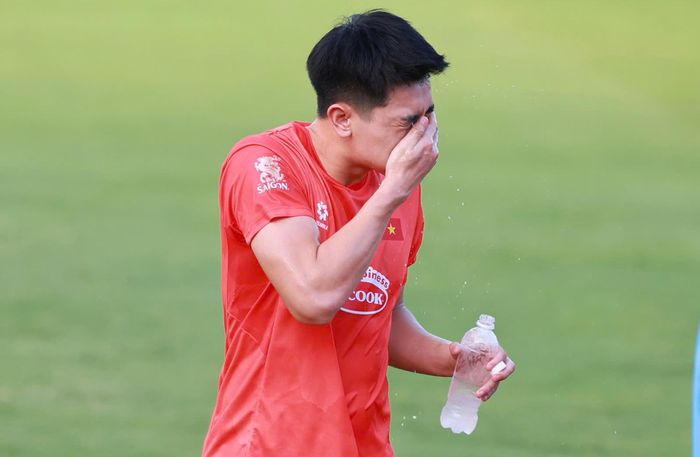 Tiền đạo CAHN liên tục phải uống nước.