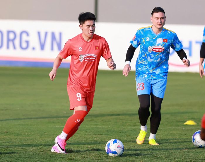 Tuyển Việt Nam có gần 2 tuần tập luyện tại Hà nội, trước khi lên đường sang Hàn Quốc tập huấn.