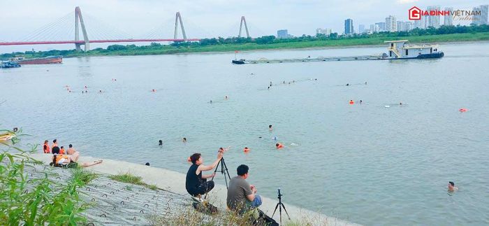 Mực nước xuống thấp và trong hơn so với thường lệ nên nơi đây trở thành điểm bơi lội, hóng mát của nhiều người dân khi hè về.