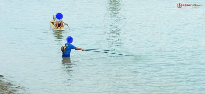 Người dân tranh thủ đánh, bắt cá.