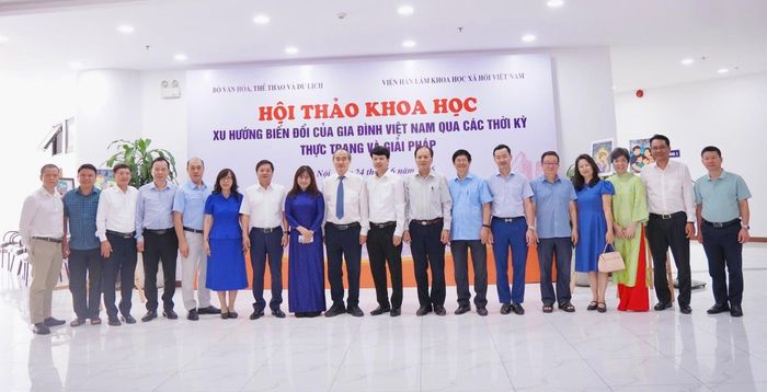 Các đại biểu chụp ảnh lưu niệm tại Hội thảo (Ảnh: Hà Châu)