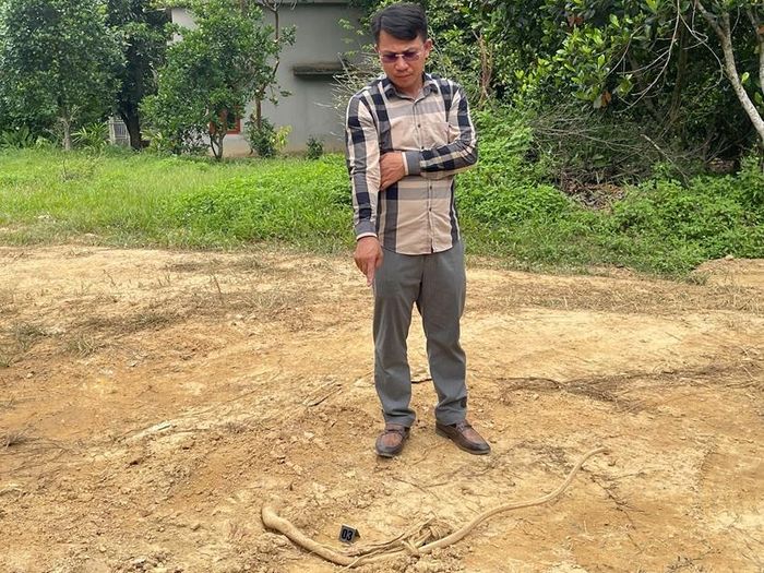 Đối tượng Nguyễn Như Mạnh tại hiện trường nơi cưỡng đoạt tài sản. Ảnh: CAPT.