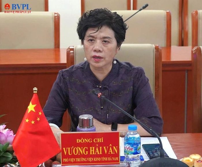  Đồng chí Vương Hải Vân, Phó Viện trưởng VKSND tỉnh Hà Nam, Trung Quốc phát biểu.