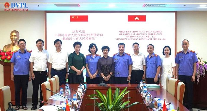  Thành viên hai Đoàn chụp ảnh lưu niệm.