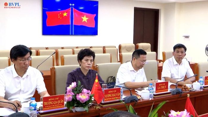  Thành viên Đoàn đại biểu VKSND tỉnh Hà Nam, Trung Quốc dự buổi làm việc.