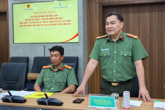  Đại tá Huỳnh Tấn Vũ - Trưởng phòng An ninh kinh tế Công an tỉnh Quảng Ngãi phát biểu tại buổi lễ.