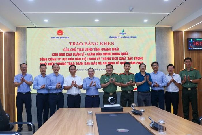  Các đồng chí Phòng An ninh kinh tế Công an tỉnh Quảng Ngãi, Đảng ủy BSR và các ban chức năng BSR chúc mừng Giám đốc NMLD Dung Quất - Cao Tuấn Sĩ được vinh danh, tặng Bằng khen.