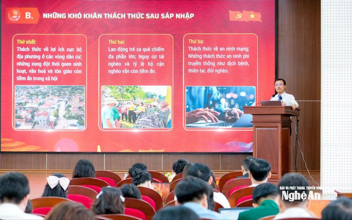Thí sinh tham dự hội thi trình bày bài thi. Ảnh: Phạm Bằng