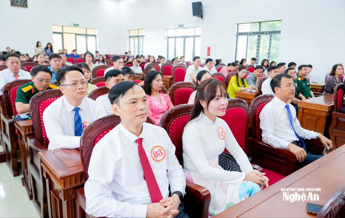 Các thí sinh và đông đảo cán bộ đến cổ vũ cho các thí sinh. Ảnh: Phạm Bằng