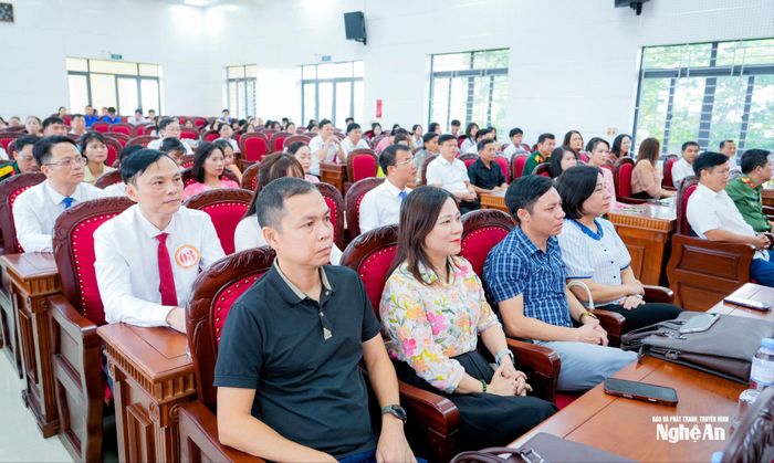 Các thí sinh và đông đảo cán bộ đến cổ vũ cho các thí sinh. Ảnh: Phạm Bằng
