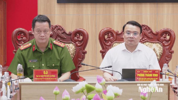 Đồng chí Phùng Thành Vinh - Ủy viên Ban Chấp hành Đảng bộ tỉnh, Phó Chủ tịch UBND tỉnh và Đại tá Nguyễn Đức Cường - Phó Giám đốc Công an tỉnh Nghệ An chủ trì buổi lễ. Ảnh: Sỹ Đức