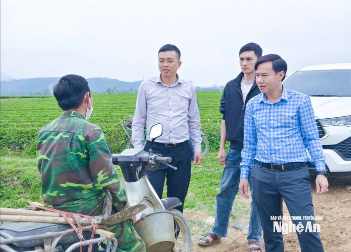 Cán bộ xã Tam Đồng tìm hiểu tình hình sản xuất của người dân. Ảnh: Thành Trung