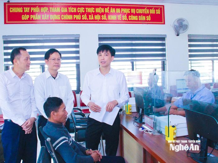 Cán bộ phường Quỳnh Mai nắm bắt việc giải quyết thủ tục hành chính cho người dân tại Trung tâm Phục vụ hành chính công của phường. Ảnh: Mai Hoa