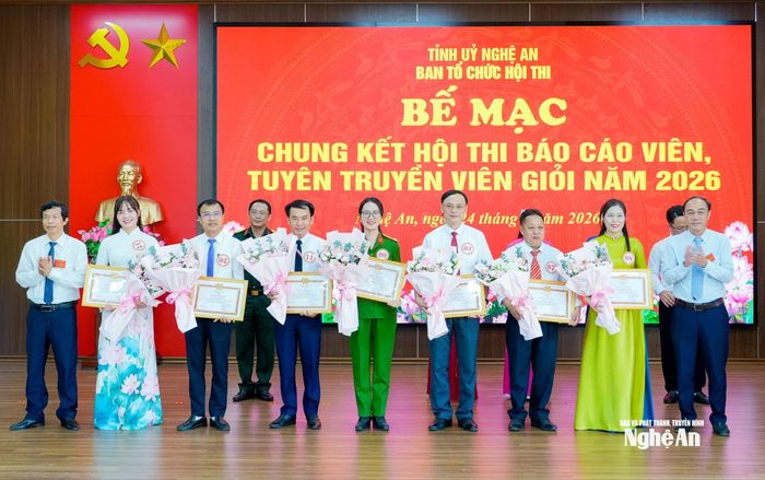 Các đồng chí: Trần Quốc Khánh - Phó Trưởng ban Tuyên giáo và Dân vận Tỉnh ủy; Vương Quang Minh - Hiệu trưởng Trường Chính trị tỉnh trao giải Khuyến khích cho các thí sinh. Ảnh: Phạm Bằng