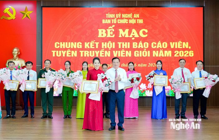 Đồng chí Nguyễn Khắc Thận - Ủy viên Trung ương Đảng, Bí thư Tỉnh ủy, Trưởng đoàn ĐBQH tỉnh trao giải Nhất cho thí sinh Phan Thị Thanh Huyền - Giảng viên Khoa Lý luận cơ sở, Trường Chính trị tỉnh, Đảng ủy các cơ quan Đảng tỉnh. Ảnh: Phạm Bằng