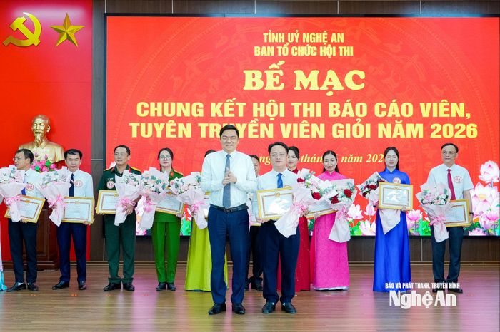 Đồng chí Hoàng Nghĩa Hiếu - Phó Bí thư Thường trực Tỉnh ủy, Chủ tịch HĐND tỉnh trao giải Nhì cho thí sinh Hoàng Văn Hải - Giám đốc Trung tâm Chính trị phường Trường Vinh. Ảnh: Phạm Bằng