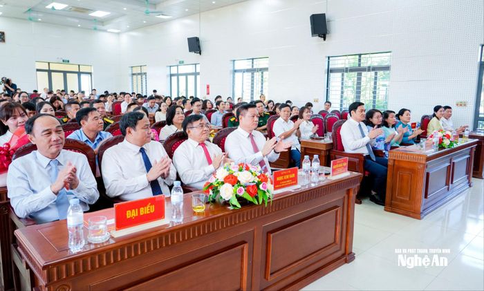 Các đồng chí: Nguyễn Khắc Thận - Ủy viên Trung ương Đảng, Bí thư Tỉnh ủy, Trưởng đoàn ĐBQH tỉnh; Hoàng Nghĩa Hiếu - Phó Bí thư Thường trực Tỉnh ủy, Chủ tịch HĐND tỉnh dự lễ. Ảnh: Phạm Bằng