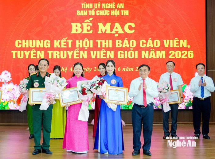 Đồng chí Ngọc Kim Nam - Ủy viên Ban Thường vụ Tỉnh ủy, Trưởng ban Tuyên giáo và Dân vận Tỉnh ủy, Trưởng Ban tổ chức trao giải Ba cho các thí sinh. Ảnh: Phạm Bằng