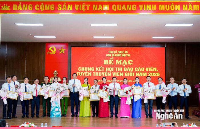 Các đồng chí Thường trực Tỉnh ủy, Ban Tổ chức cuộc thi chụp ảnh cùng các thí sinh tại vòng chung kết. Ảnh: Phạm Bằng