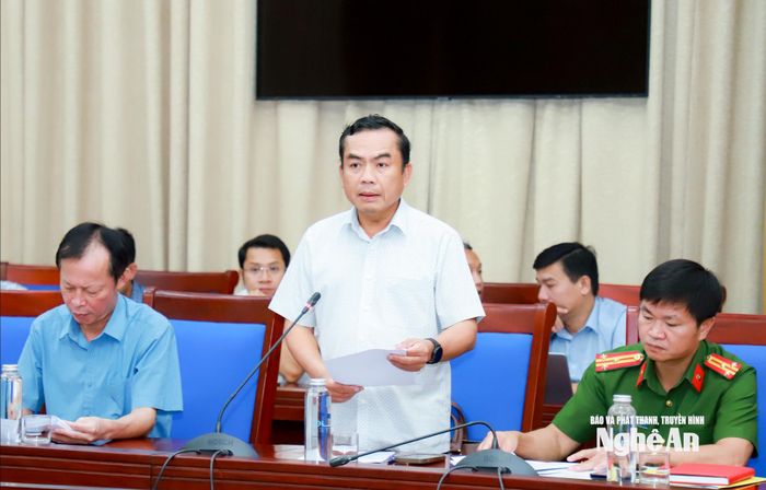 Giám đốc Ban Quản lý dự án công trình giao thông Nghệ An Hoàng Sỹ Kiện phát biểu tại cuộc làm việc. Ảnh: Thành Duy