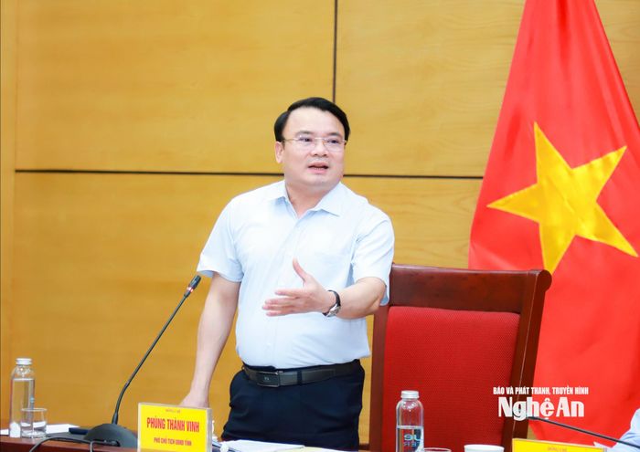 Phó Chủ tịch UBND tỉnh Phùng Thành Vinh phát biểu các nội dung liên quan đến Dự án Nhà máy nhiệt điện LNG Quỳnh Lập. Ảnh: Thành Duy
