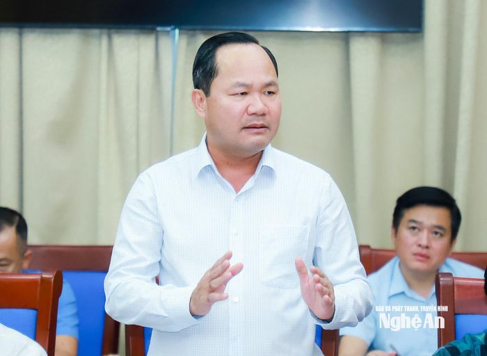 Giám đốc Sở Nông nghiệp và Môi trường Hoàng Quốc Việt phát biểu các nội dung liên quan đến tháo gỡ các vướng mắc cho các dự án thuộc lĩnh vực phụ trách. Ảnh: Thành Duy